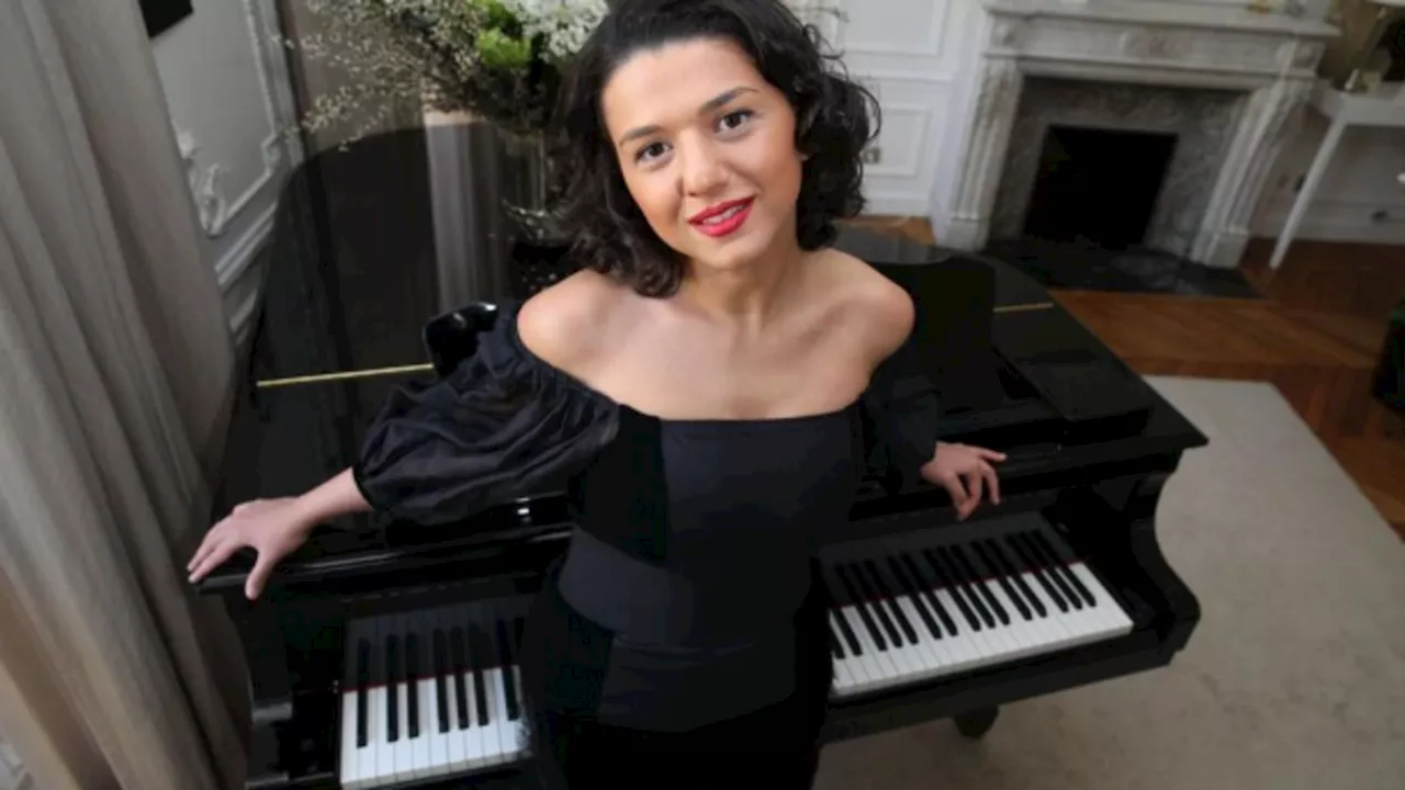 Coincée dans les bouchons, la pianiste Khatia Buniatishvili finit son trajet à pied dans Paris pour donner son concert