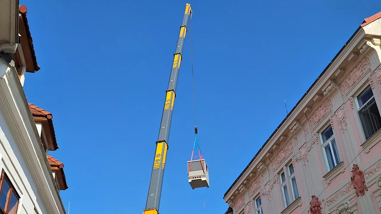 Trafo schwebte über den Dächern von Wiener Neustadt