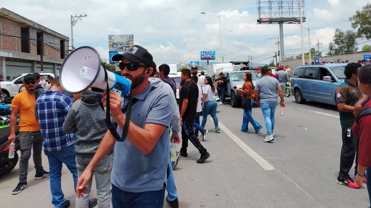 Bloquean zapateros de San Pancho el Ecobulevar; exigen frenar cateos