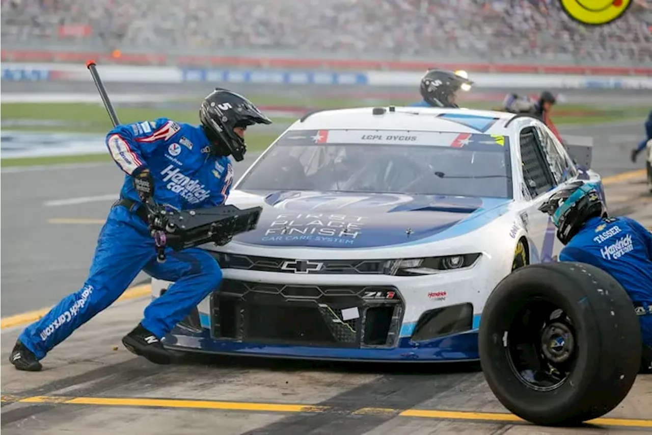 Former college football players find a new field: On high-pressure NASCAR pit crews