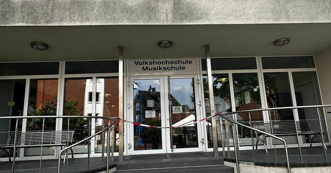 Wedel: Lehrkraft auf Parkplatz von Volkshochschule niedergestochen