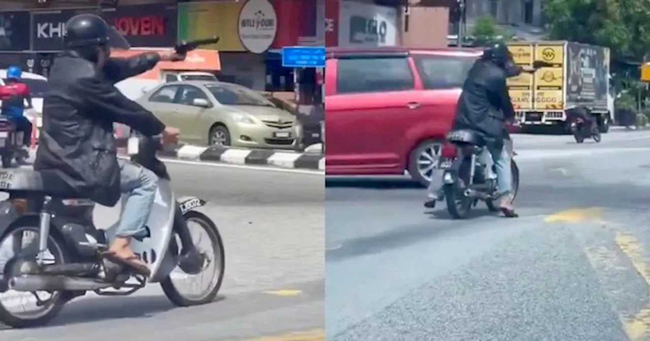 Lelaki Berjaket Hitam Bikin Kecoh Acu Pistol Ke Arah Orang Awam, Dipercayai Khayal Dadah