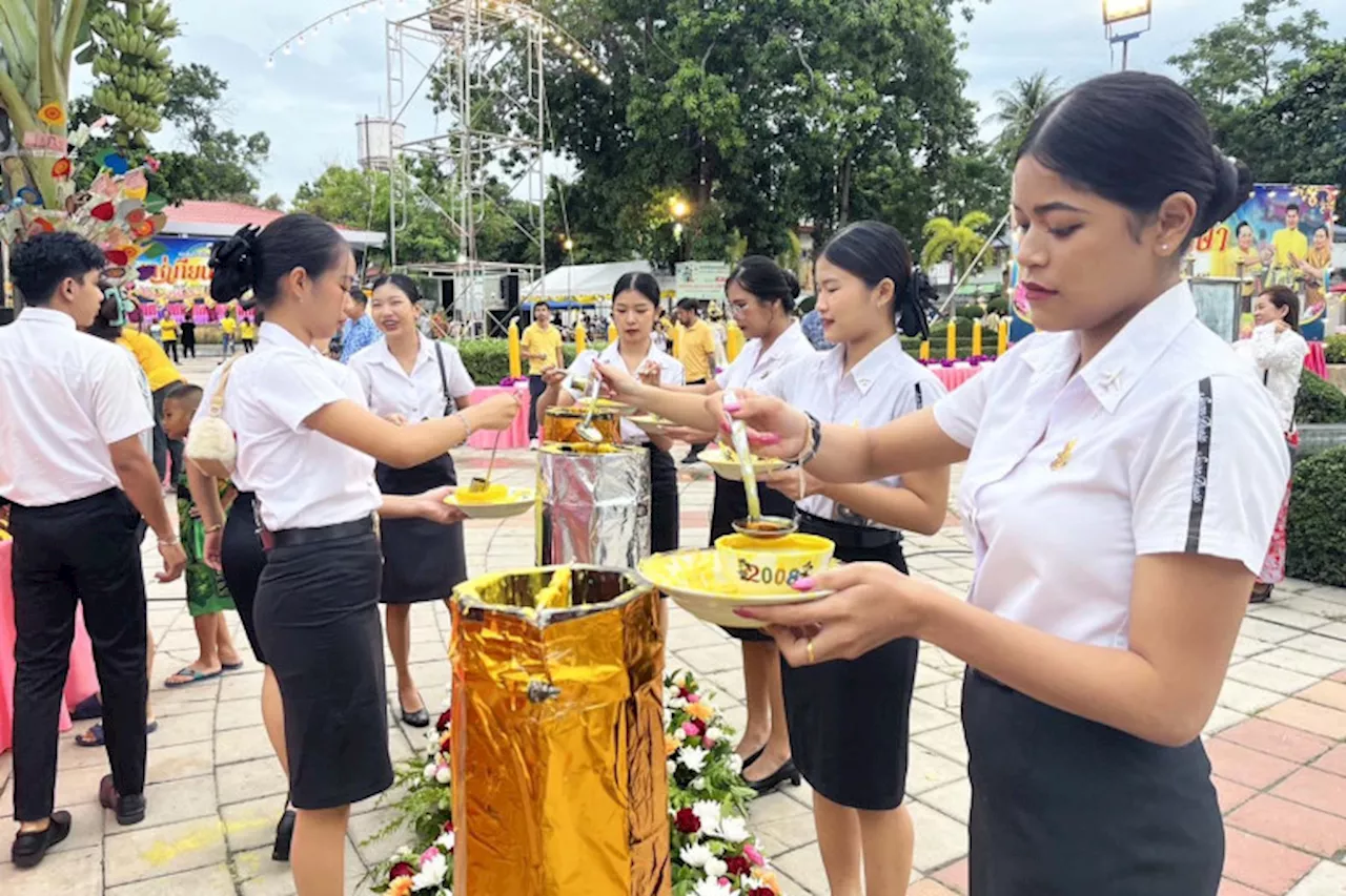  ทม.หัวหิน เปิดงานประเพณีแห่เทียนพรรษาท่ามกลางพุทธศาสนิกชนจำนวนมากร่วมบุญ