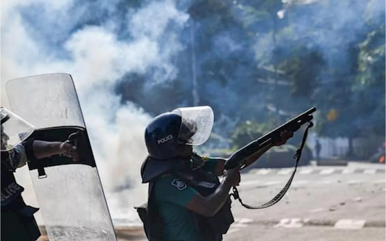 Bangladesh, violenti scontri tra polizia e studenti: oltre 700 feriti