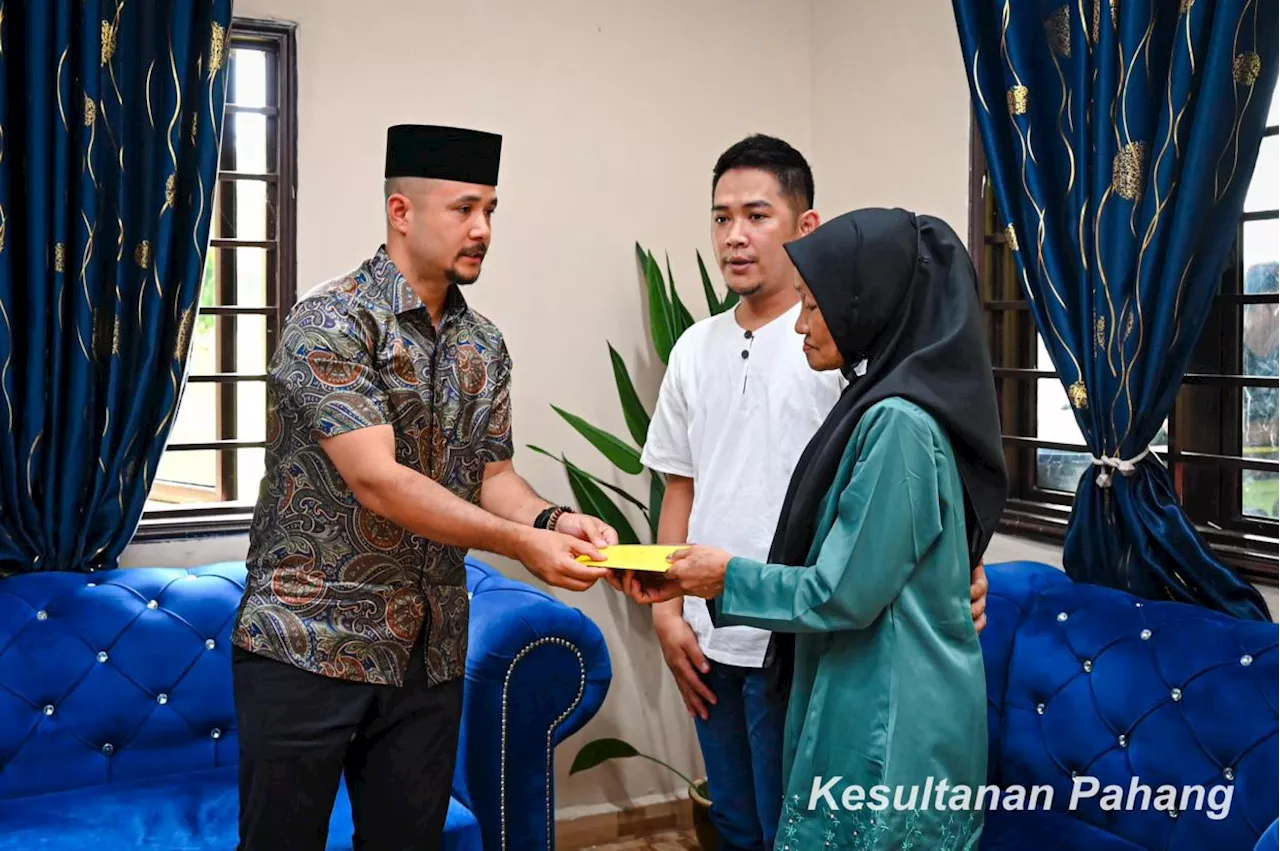 Pahang Sultan presents donation to Nur Farah Kartini's family