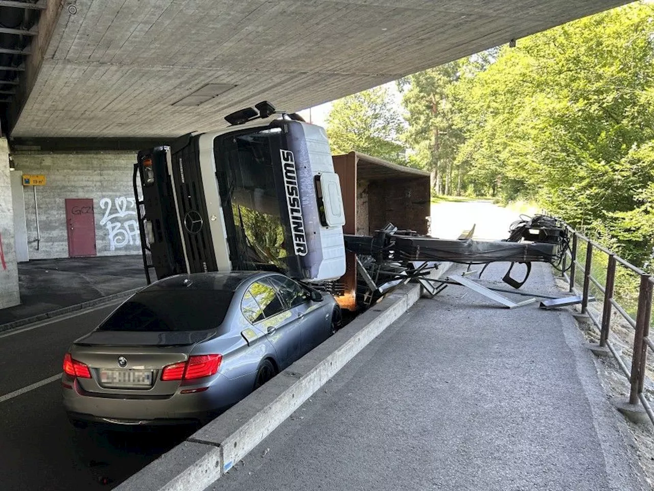Kurioser Unfall: Kranlaster blieb an Brücke hängen und kippte auf Auto