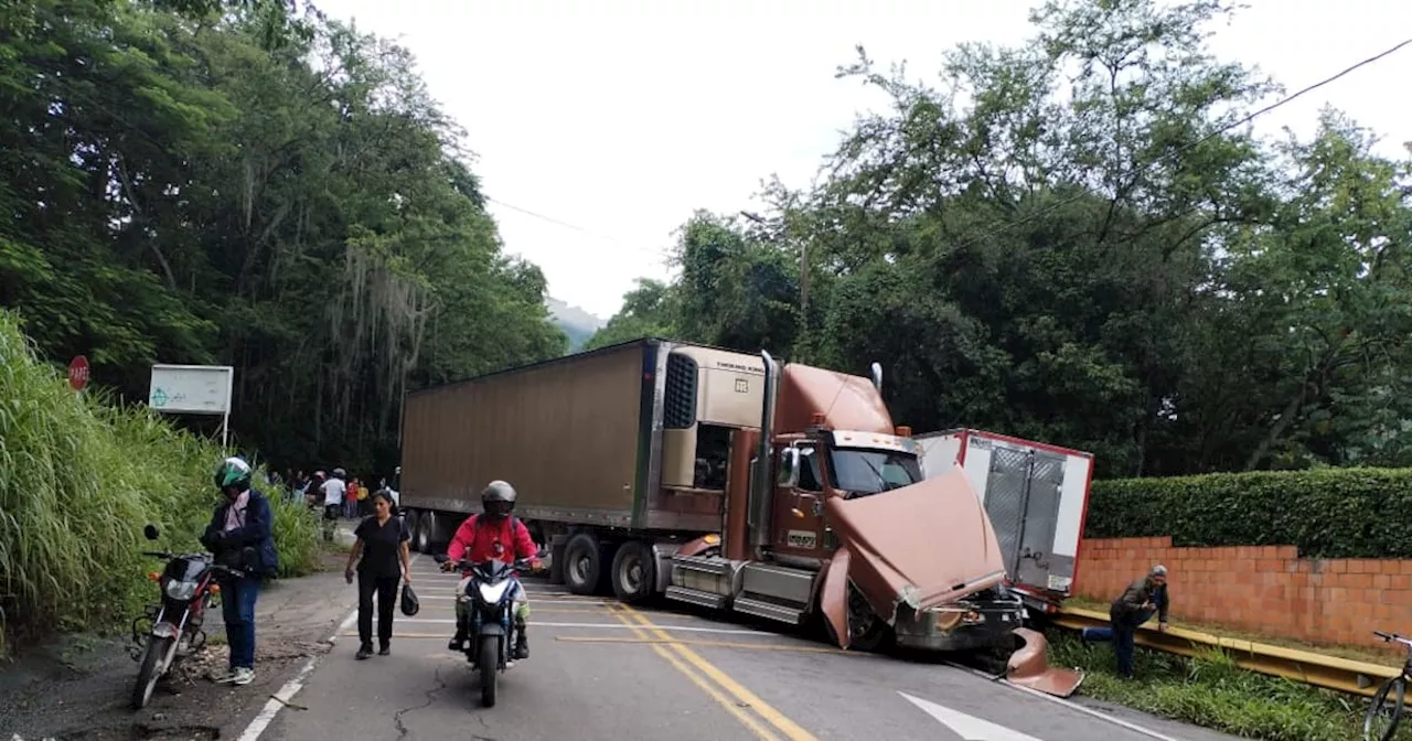 Cierre de la vía Bucaramanga - Bogotá: accidente en San Gil genera caos vehicular