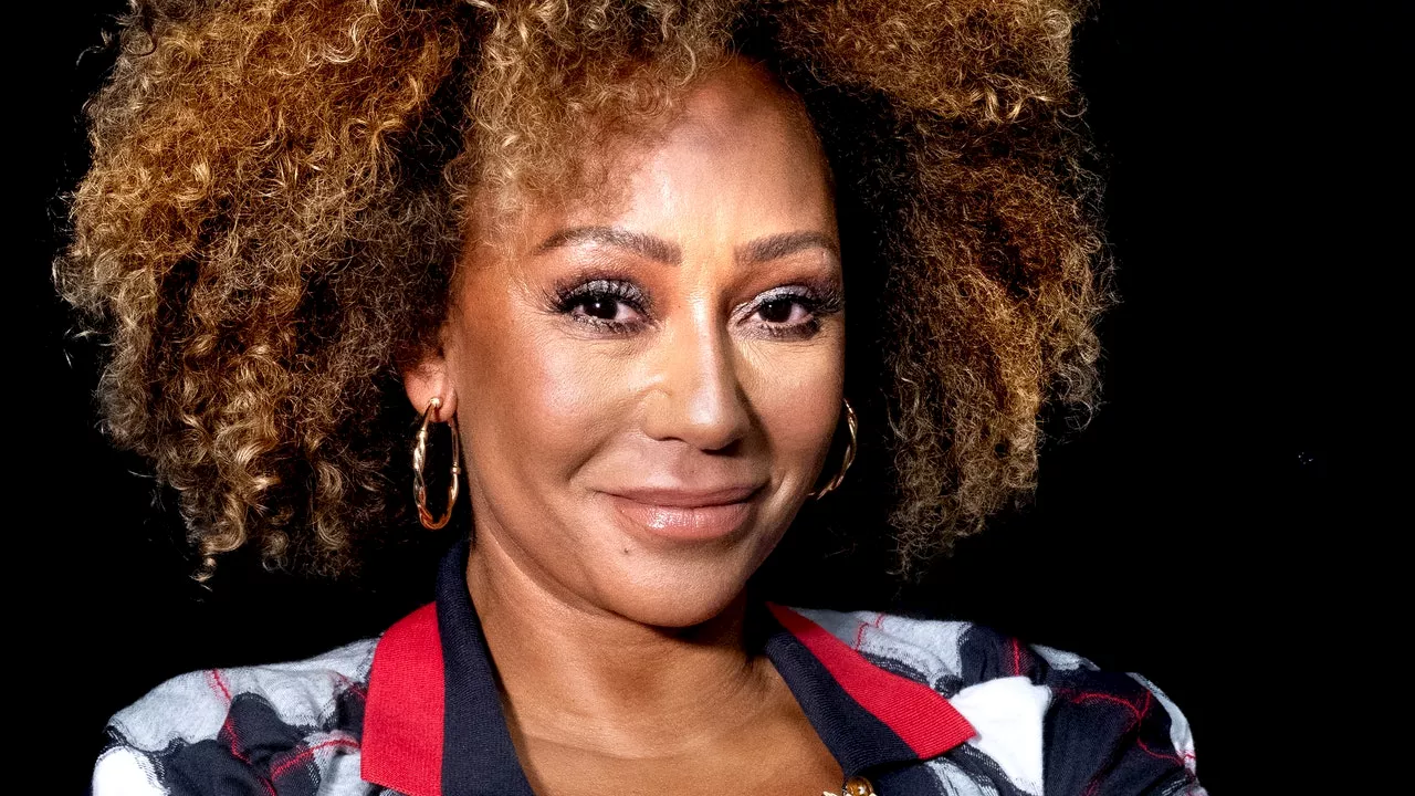 Mel B è Scary Spice anche alla sua laurea: all'animalier non rinuncia