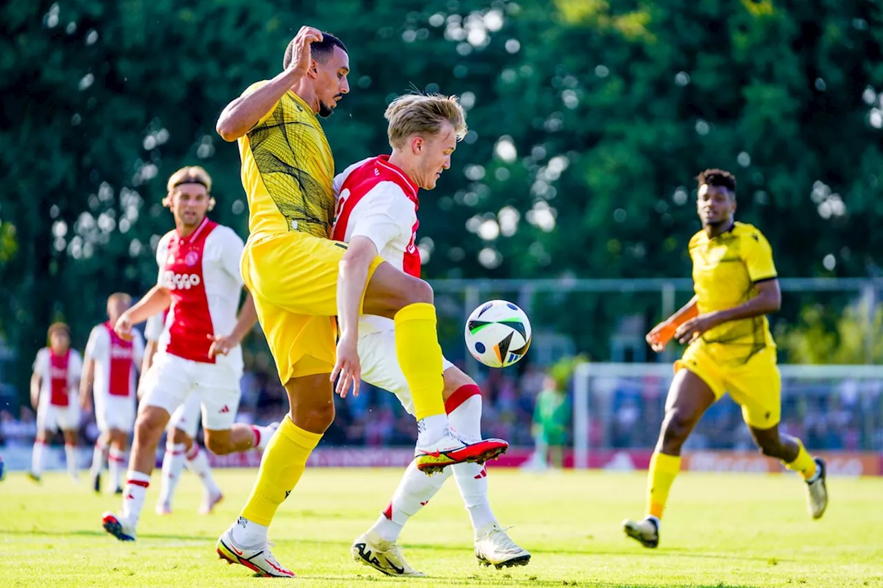 Rijkhoff over de lessen van Akpom: 'Praat best veel met hem'