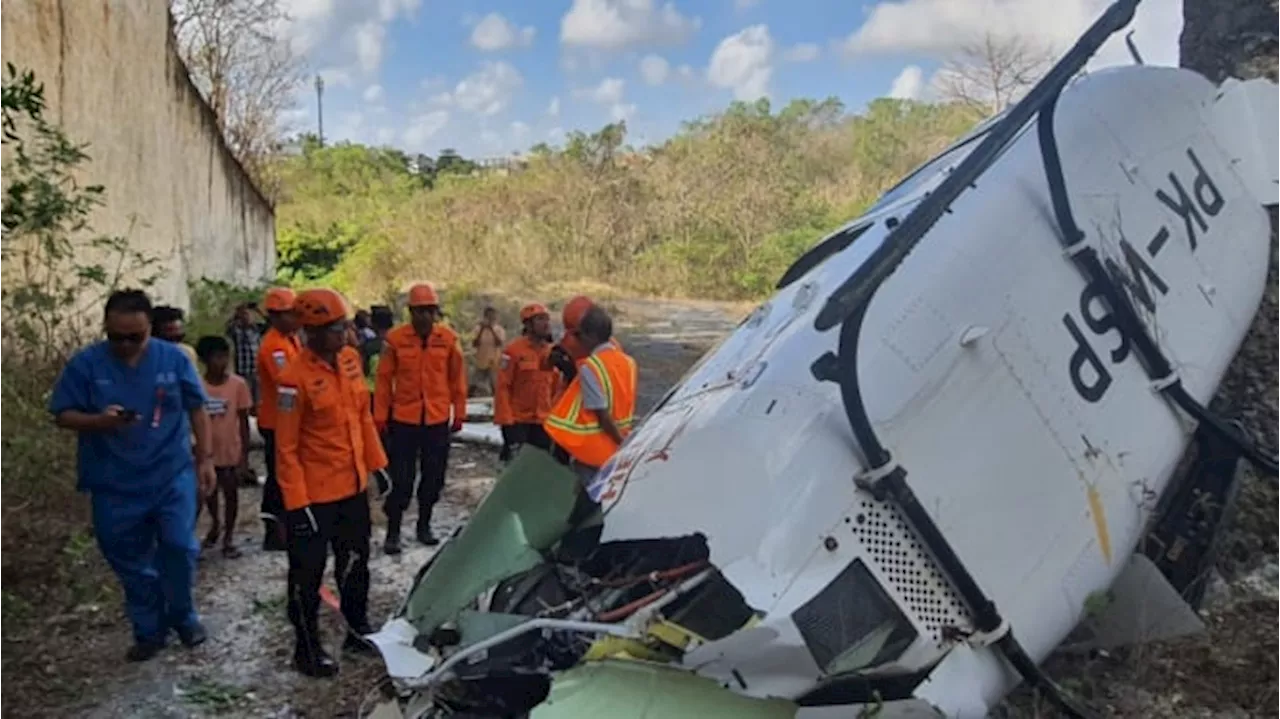 Polisi Bantu Evakuasi Helikopter Jatuh di Kuta Selatan Bali