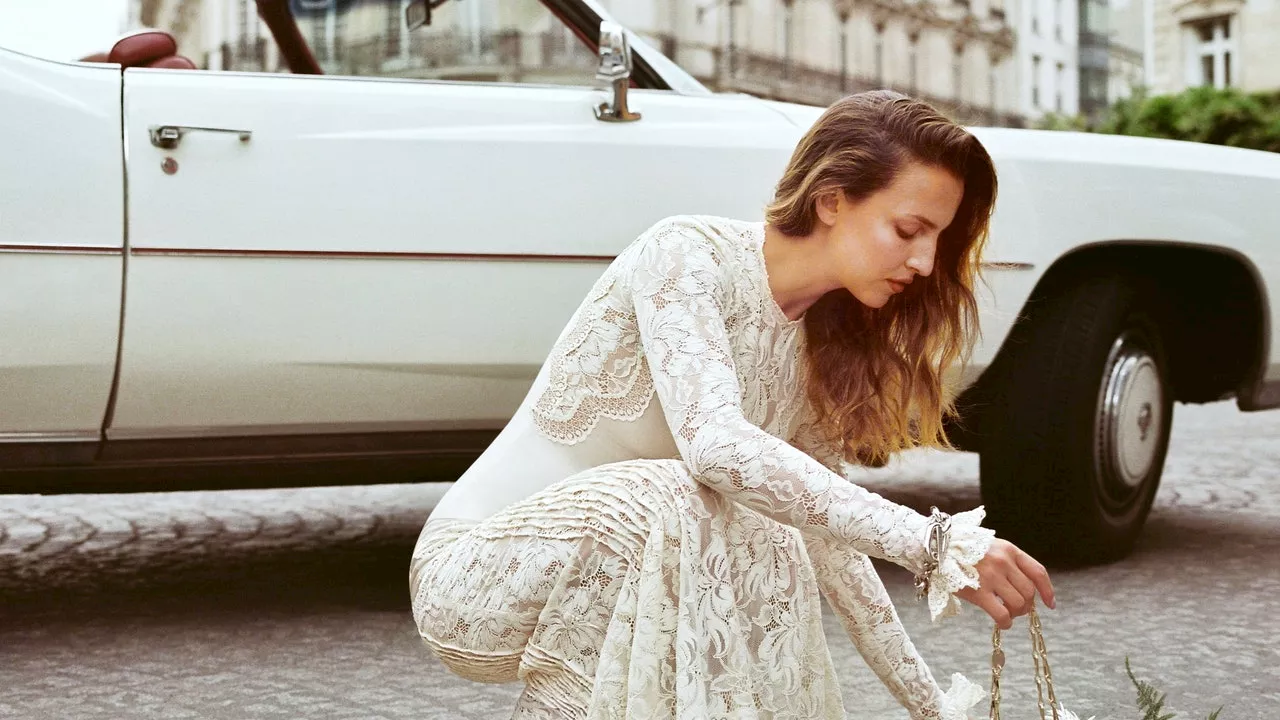 Après son mariage, Carla Ginola voit sa robe de mariée Rabanne commercialisée et renommée “Carla”