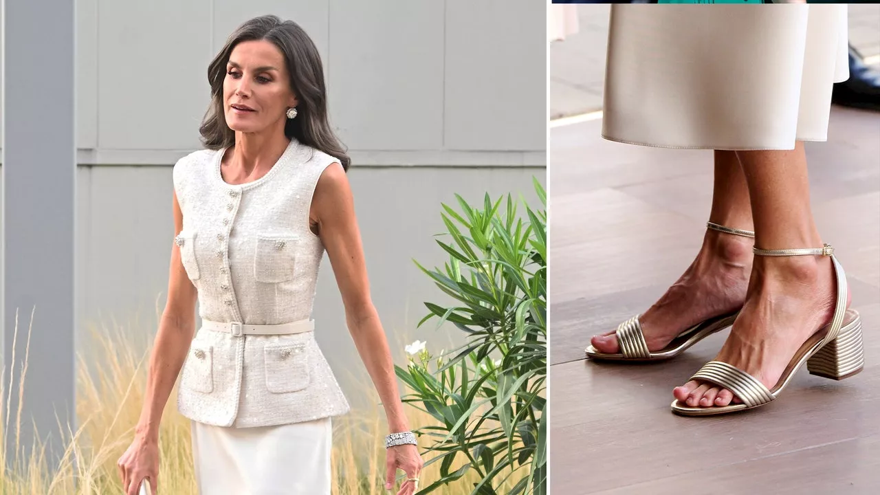 La reina Letizia da lecciones de elegancia ahora con sandalias de tacón y falda midi