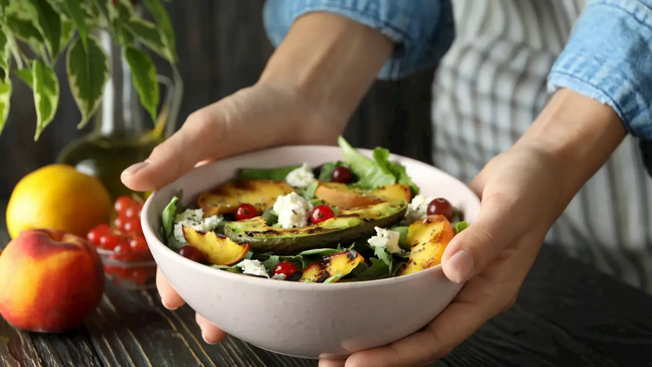 Ensalada de aguacate, albaricoques y queso feta, una receta barata, fresca y con fruta de temporada