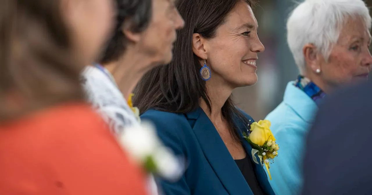 Suzanne LaFrance sworn in as Anchorage mayor