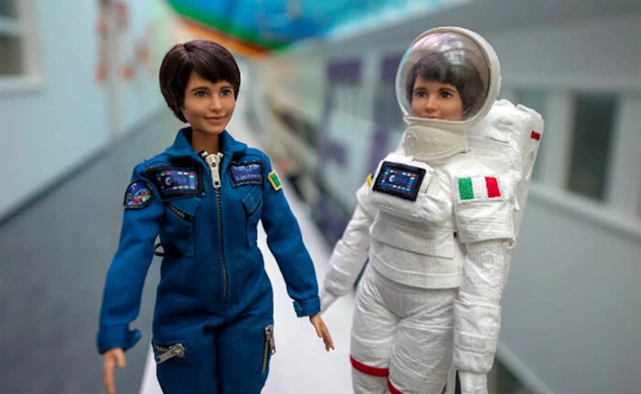 Una Barbie inspirada en una astronauta italiana, exhibida en Londres