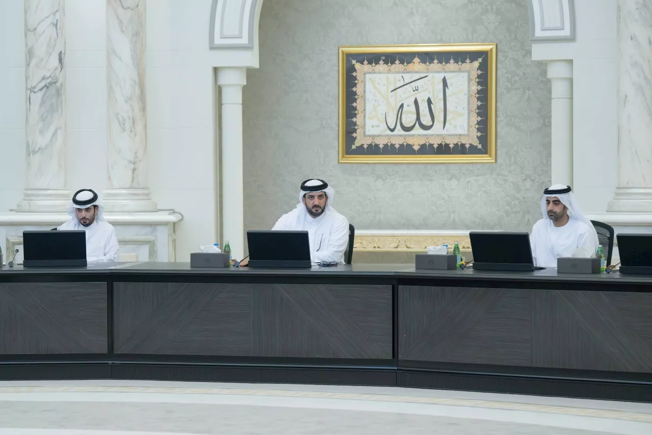 «تنفيذي الشارقة» يبحث سير العمل الحكومي ومتابعة المشروعات التنموية بالإمارة