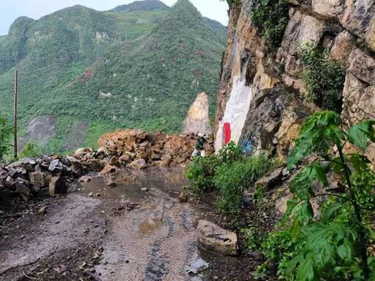 Deslave bloquea carretera en Mixtla de Altamirano