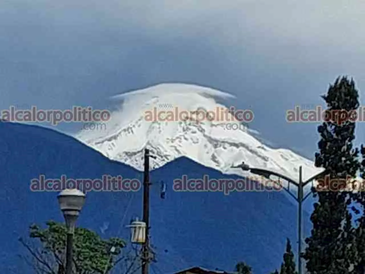 Humedad por lluvias pinta de blanco al Pico de Orizaba