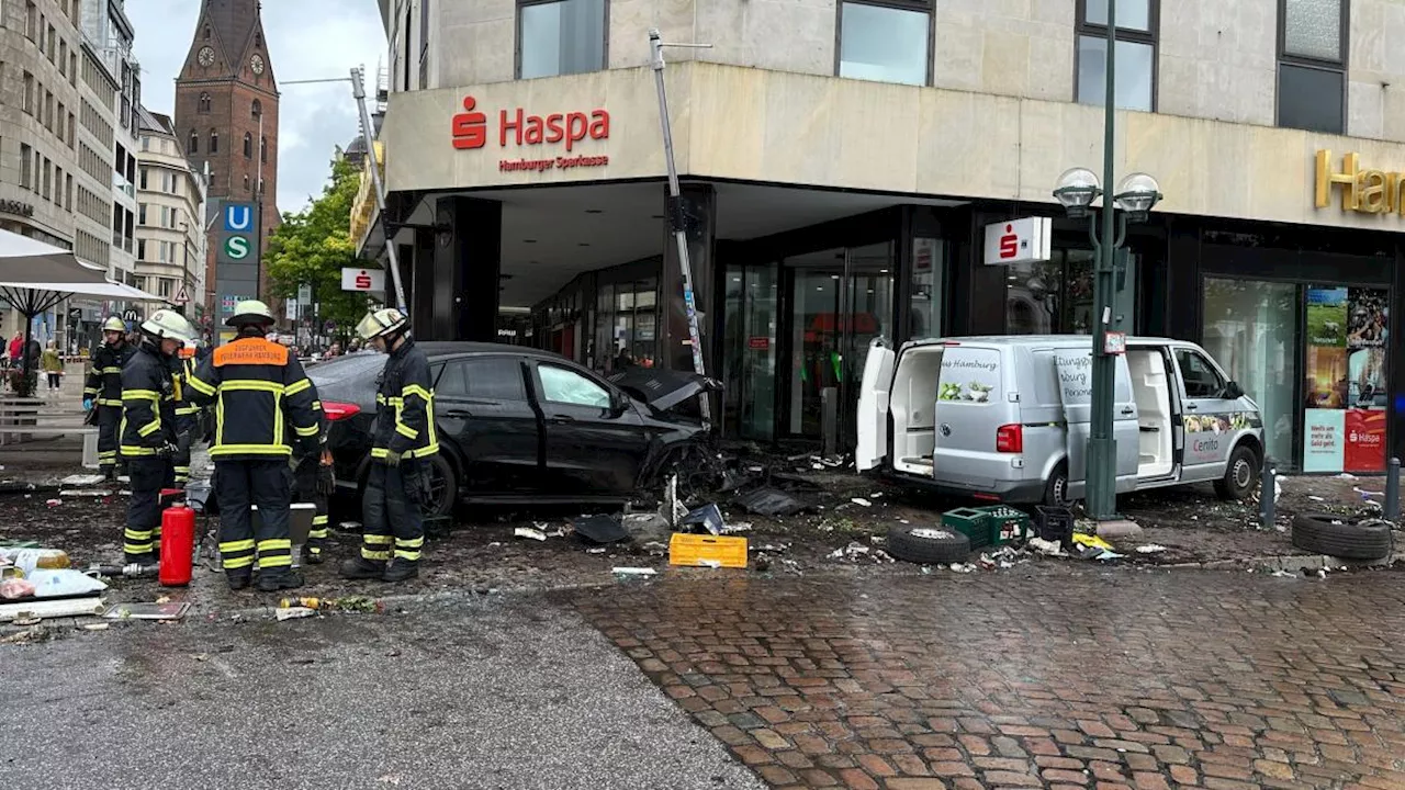 Auto fährt in Hamburg in Menschengruppe - vier Verletzte