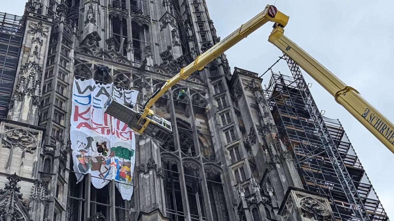 Protestbanner gehisst: Polizei holt Klimaaktivisten mit SEK vom Ulmer Münster