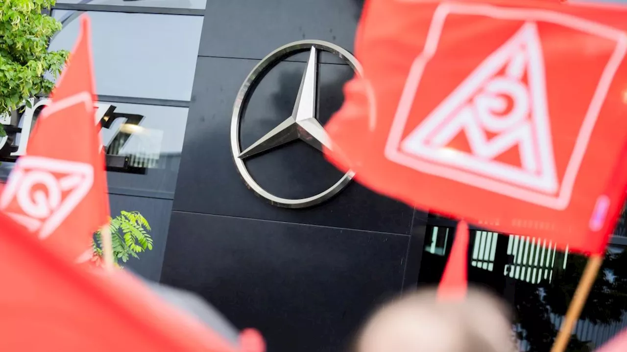 Tausende protestieren gegen Verkauf von Mercedes-Autohäusern