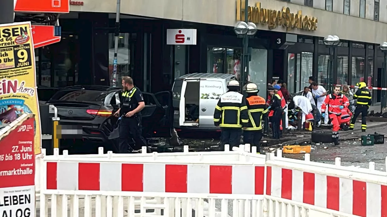 Mehrere Verletzte: Auto rast in Sparkasse in Hamburg