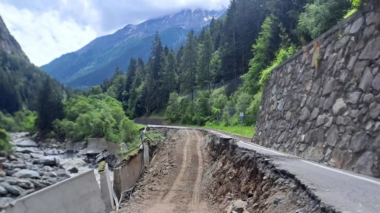 Cogne isolata, ecco la devastazione della strada regionale 47. L'allarme di Musumeci: «Almeno un mese per riaprirla»