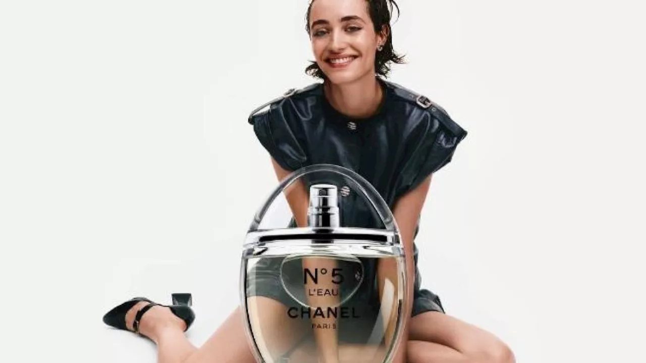 Il rettangolo diventa ovale, il flacone di Chanel N°5 cambia forma. Il successo della storica fragranza? «Tutti abbiamo bisogno di una goccia di N°5»