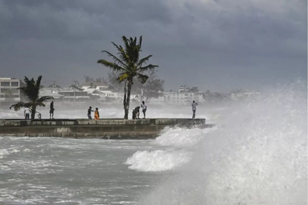 L'ouragan Béryl, le pire de sa catégorie, balaye les Antilles et gagne en intensité