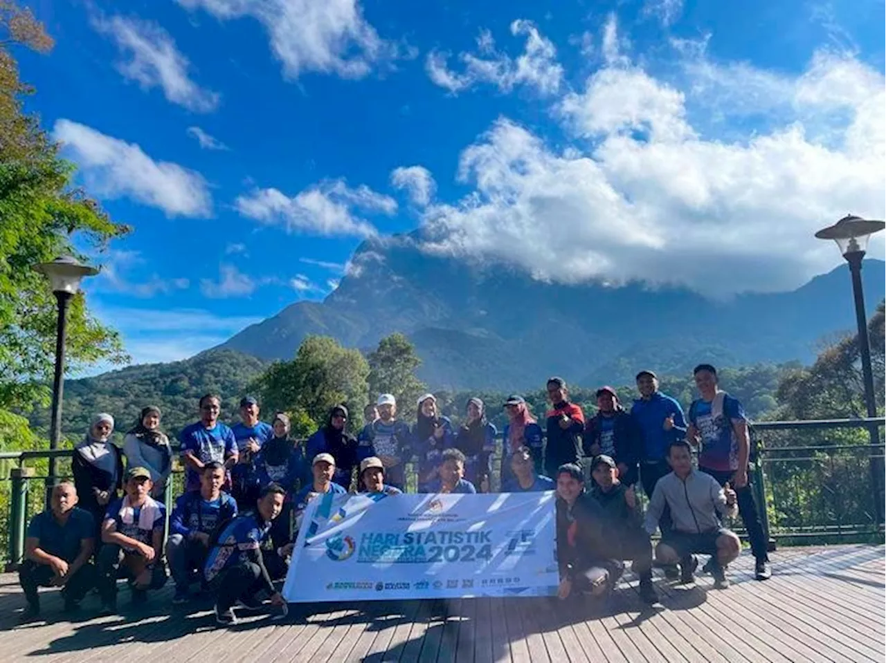 DOSM kibar tiga bendera di puncak Gunung Kinabalu