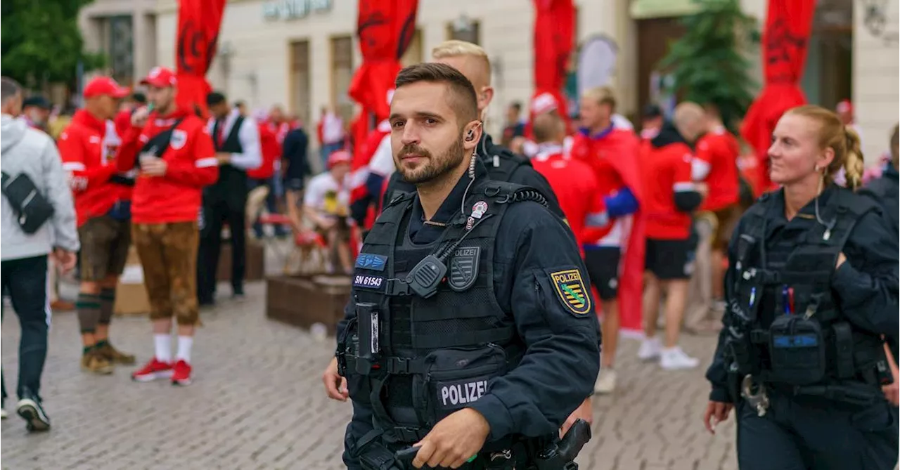 „L‘amour toujour“: „Ausländer-raus“-Parolen österreichischer Anhänger in Leipzig