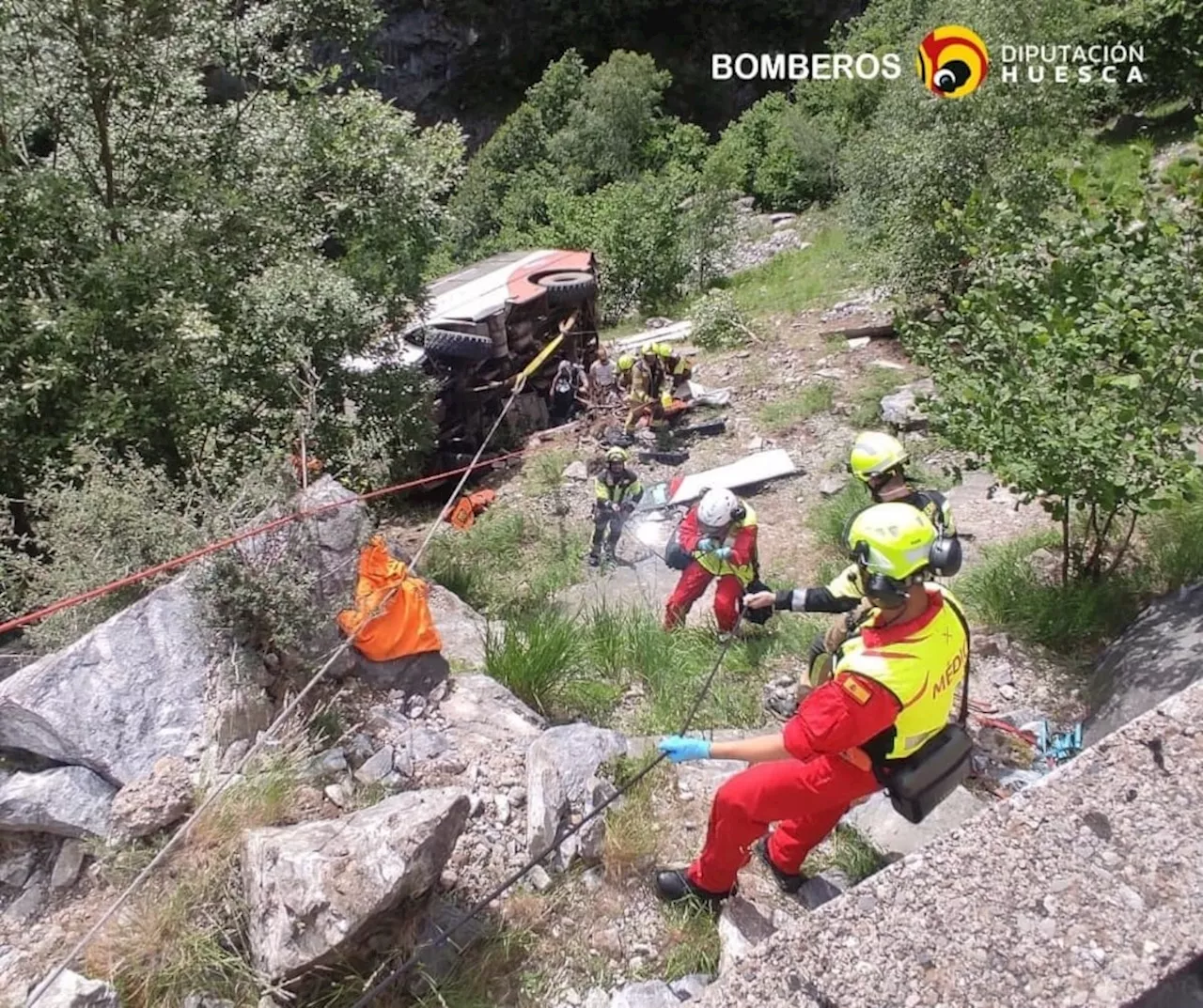 Seis menores heridos, tres graves, al despeñarse un microbús en una pista del Pirineo aragonés