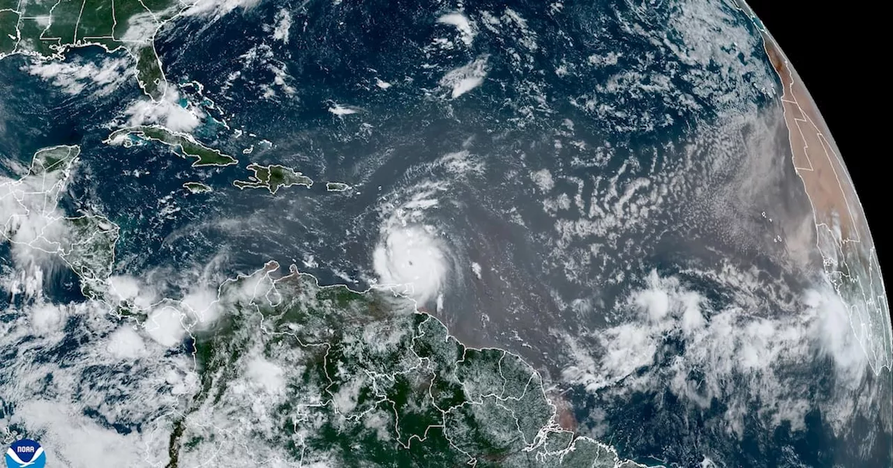 Huracán Beryl llega a categoría 5 en el este del mar Caribe