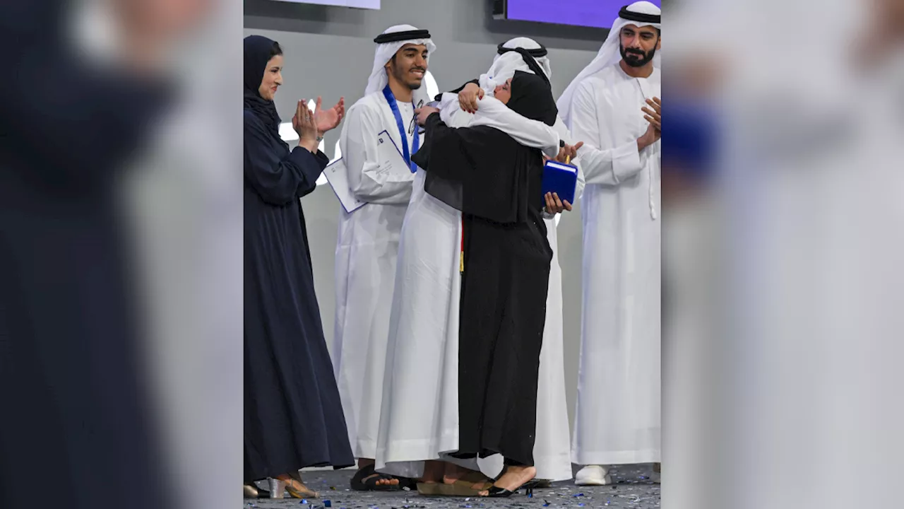 بطل الإمارات في «تحدي القراءة» يعانق اللقب و«الأم الغالية»