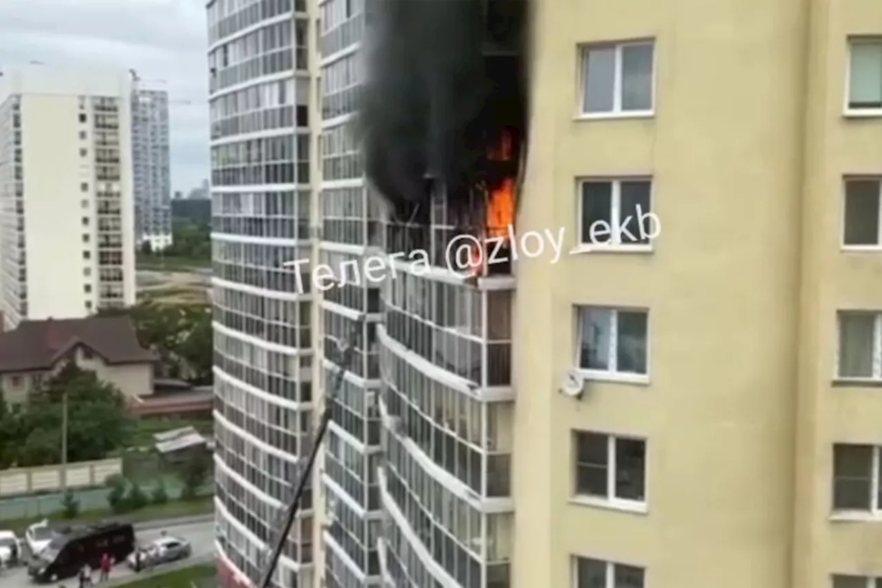 В Екатеринбурге загорелись два балкона в многоэтажном доме