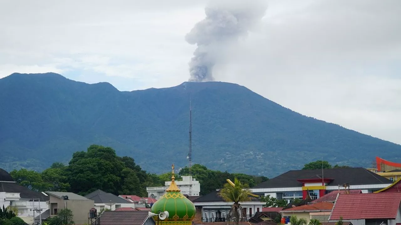 Status Gunung Marapi Turun Jadi Waspada, Erupsi Masih Terjadi