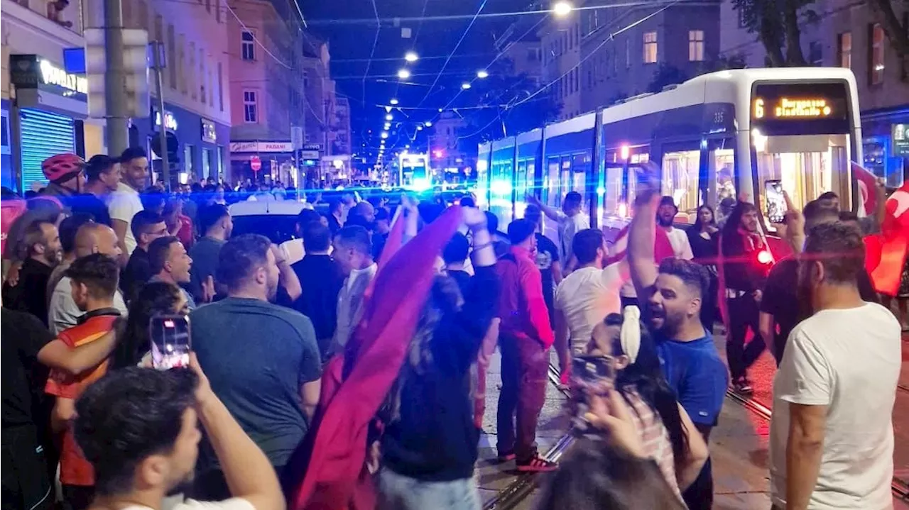 Burnouts, Hupkonzerte – Türkei-Fans eskalieren in Wien