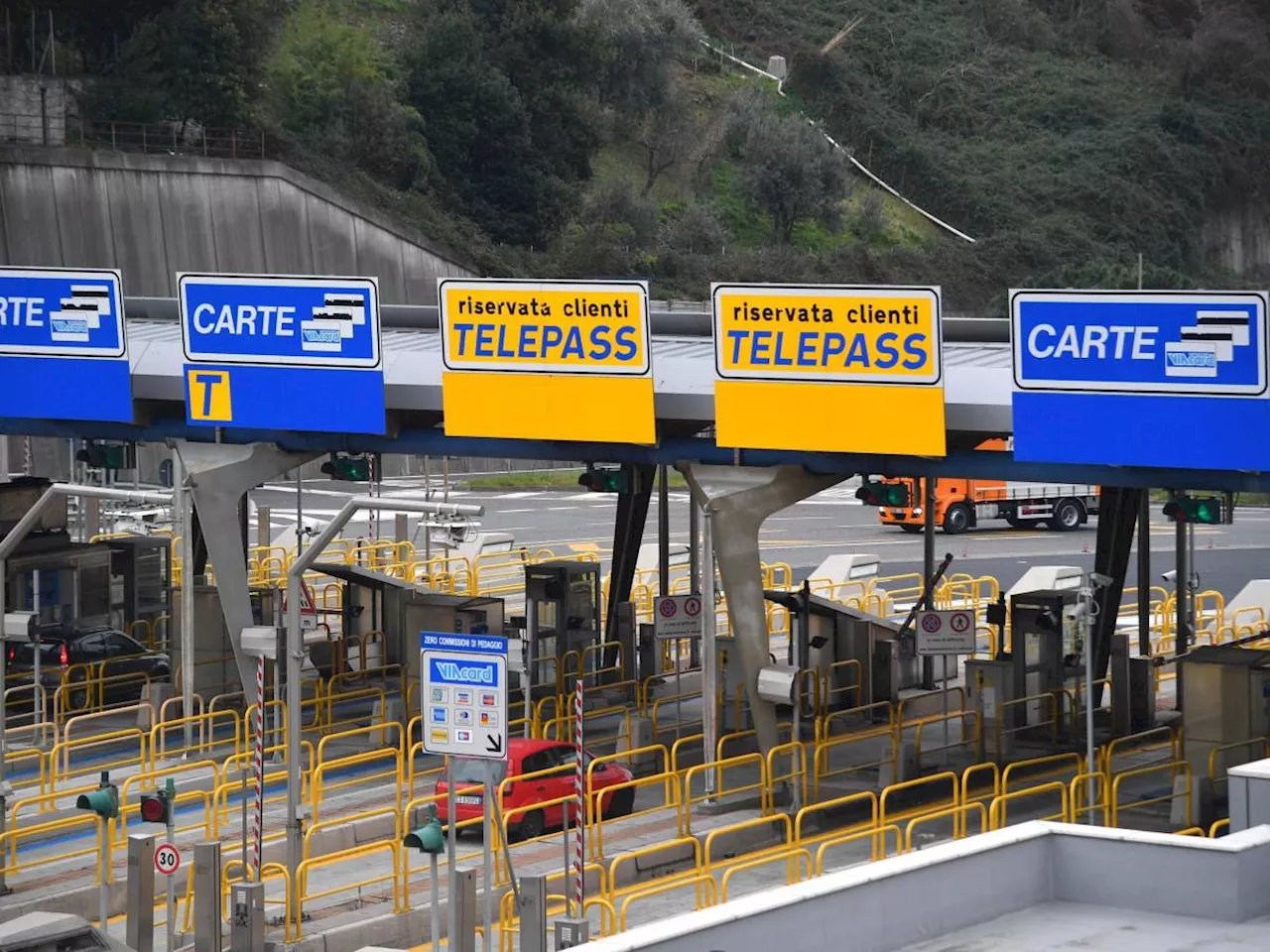 Ferie estive e code in autostrada, cosa preferire tra Telepass, MooneyGo e UnipolMove