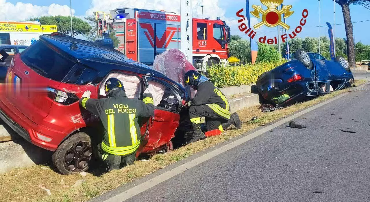 Incidente frontale a Lanuvio, un'auto si ribalta: quattro feriti, fra cui due bambini (uno è un neonato)