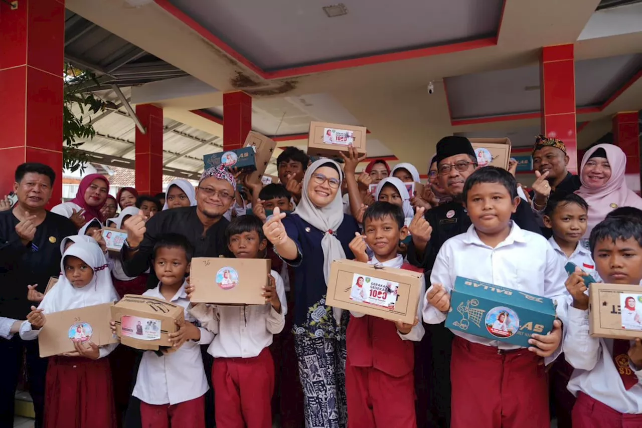 Nina Agustina Mengucurkan Bantuan 500 Benih Padi untuk Warga Indramayu