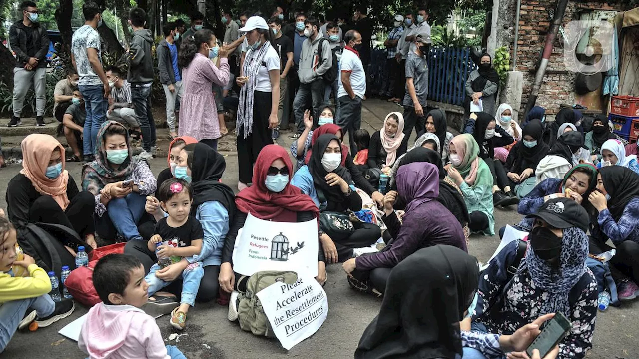 Satpol PP Tertibkan Tenda Pencari Suaka di Depan Kantor UNHCR Jakarta Selatan