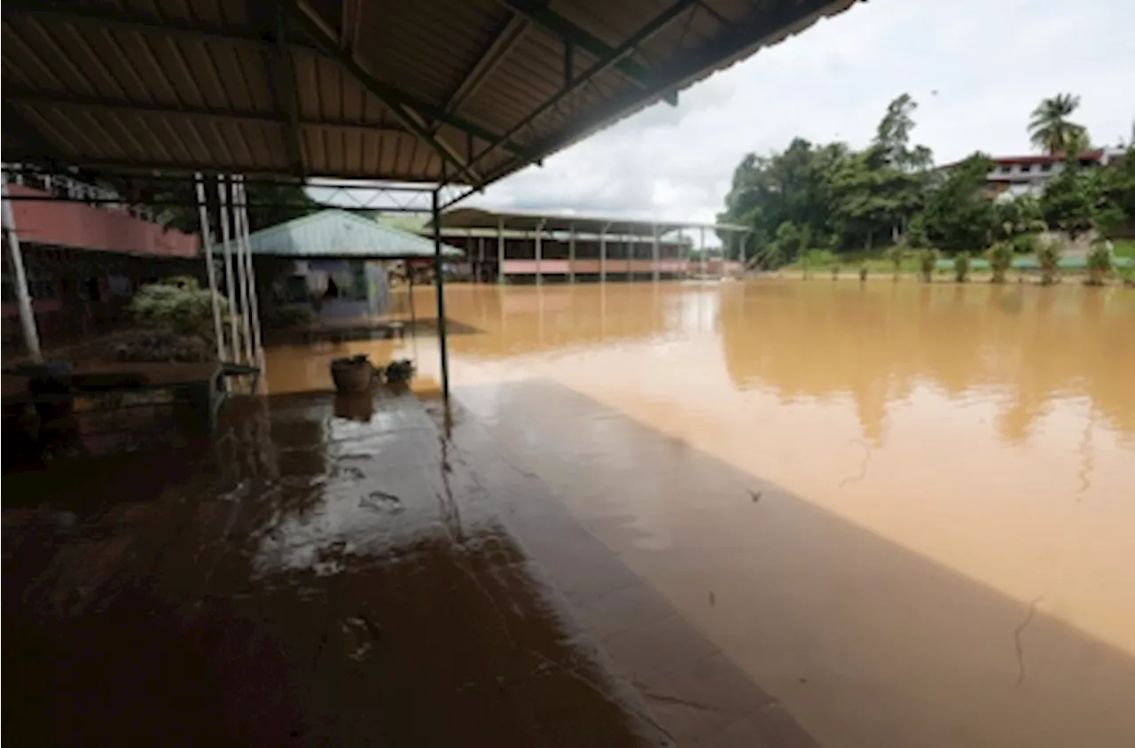 Sabah floods: Increase in number of flood victims, more than 400 people evacuated to relief centres as of this morning