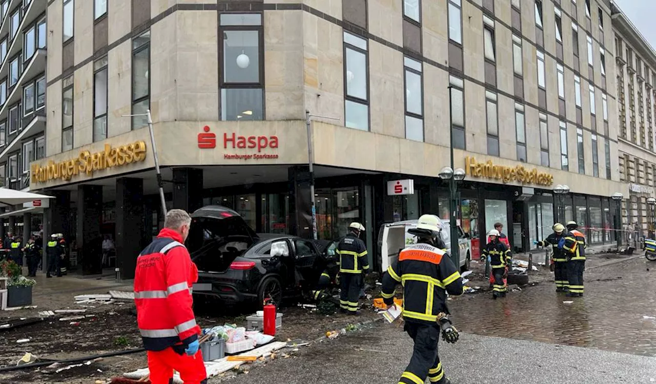 Am Jungfernstieg: Auto rast in Haspa – mehrere Verletzte