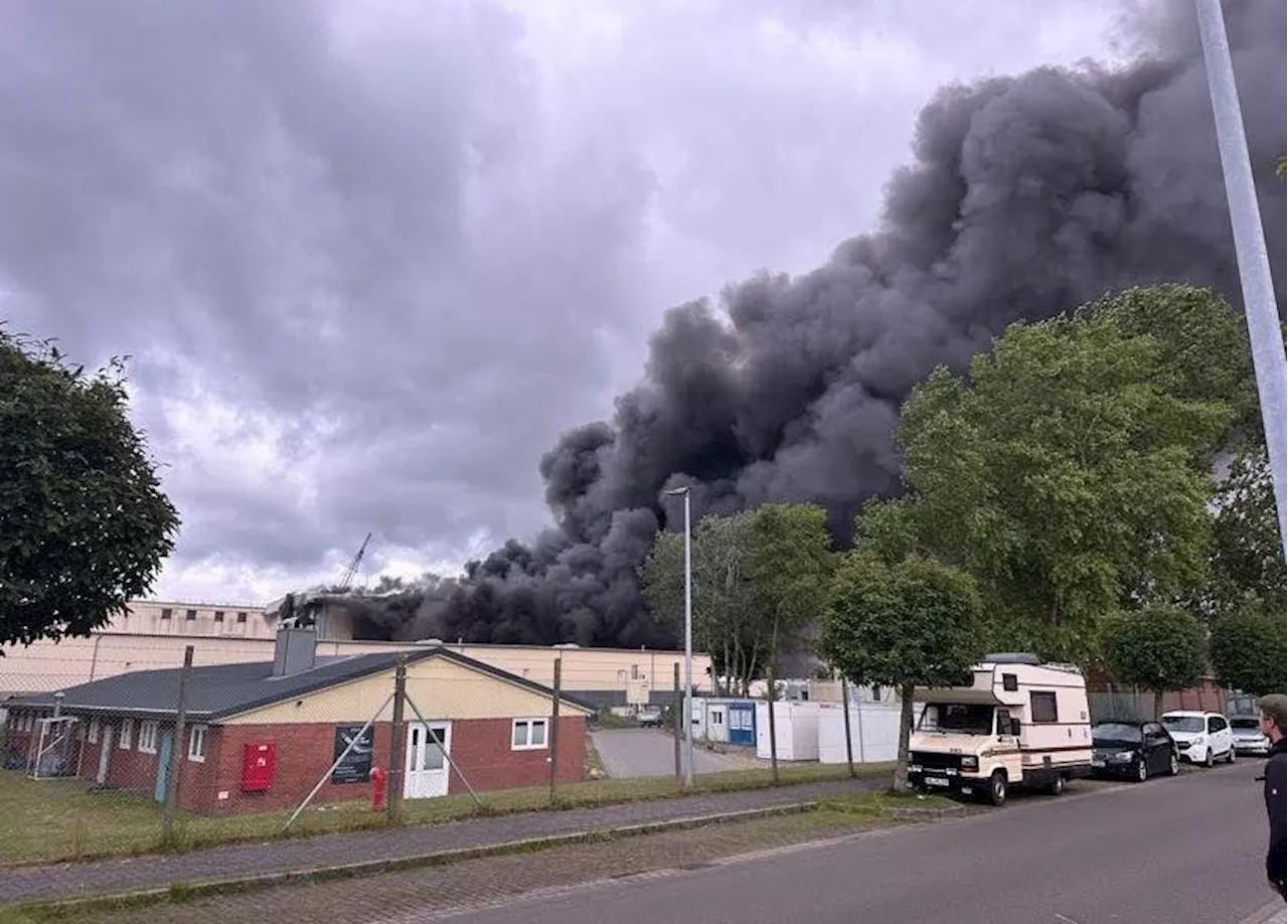 Großbrand auf Werft bei Rendsburg: Rauchwarnung bis nach Kiel