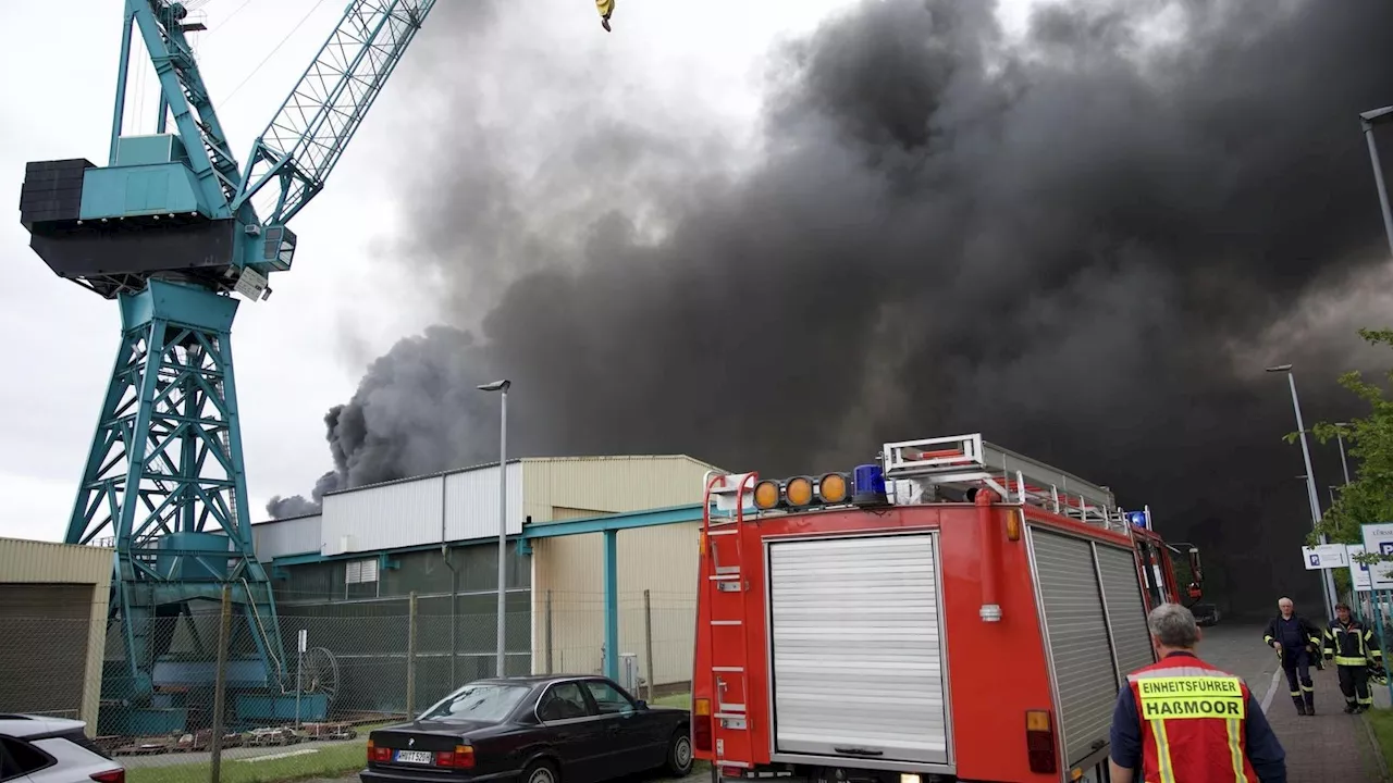 Luxus-Werft steht in Flammen – Feuerwehr im Großeinsatz