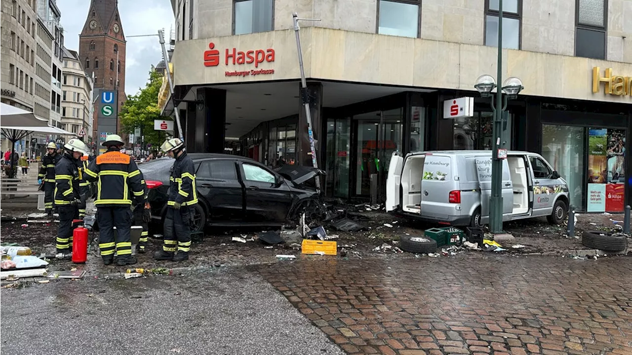 Auto gerät auf Gehweg: Ein Toter und fünf Verletzte am Jungfernstieg