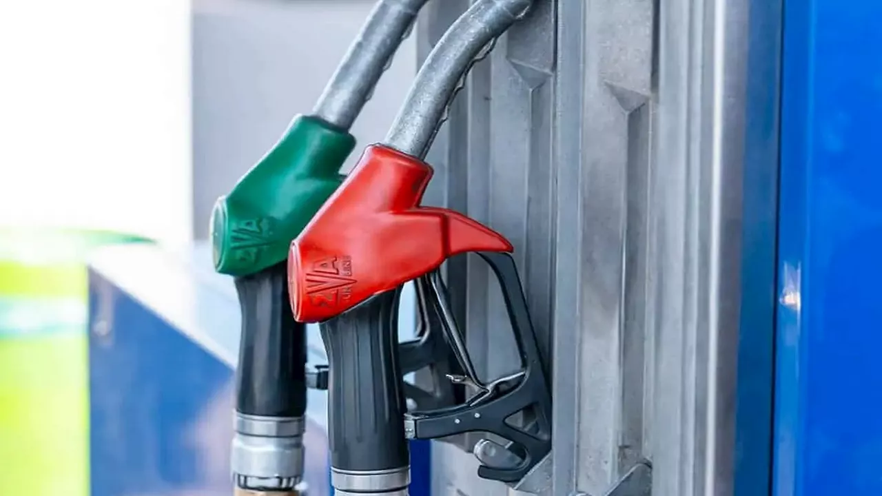 Petrol Diesel Price: आज इन शहरों में सस्ता हुआ पेट्रोल-डीजल, ये हैं ईंधन के नए दाम