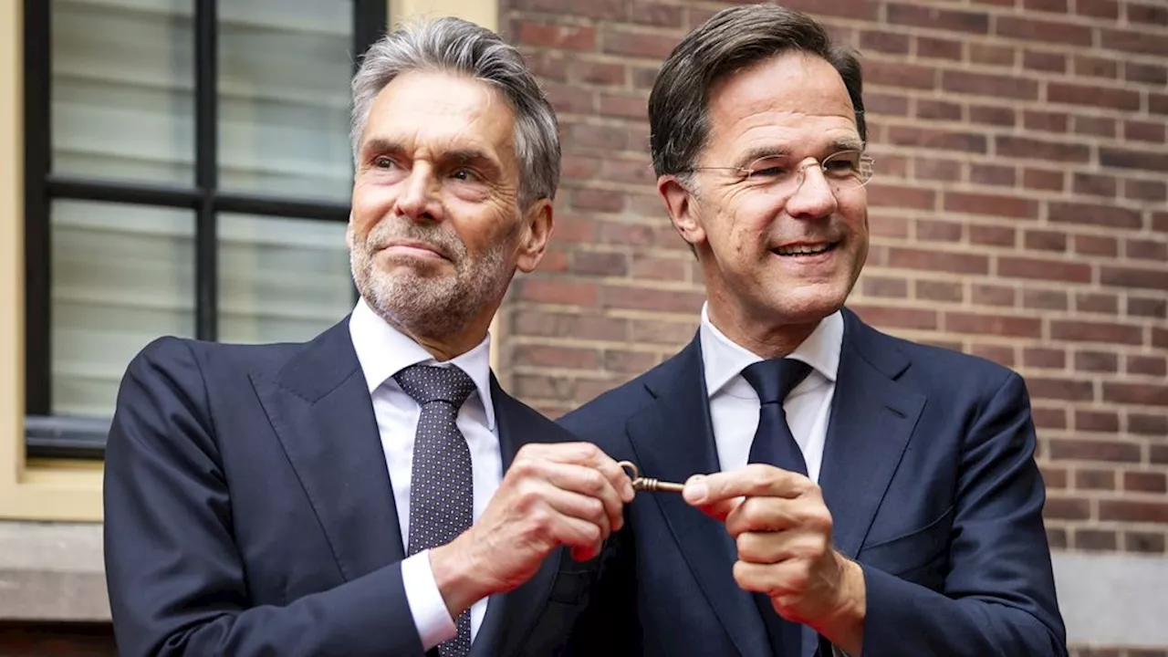 Eerste ministerraad kabinet-Schoof • Rutte overhandigt sleutel Torentje aan opvolger