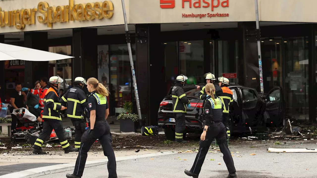 Vier Verletzte in Hamburg: Auto fährt in Menschengruppe - und kracht in Bankfiliale