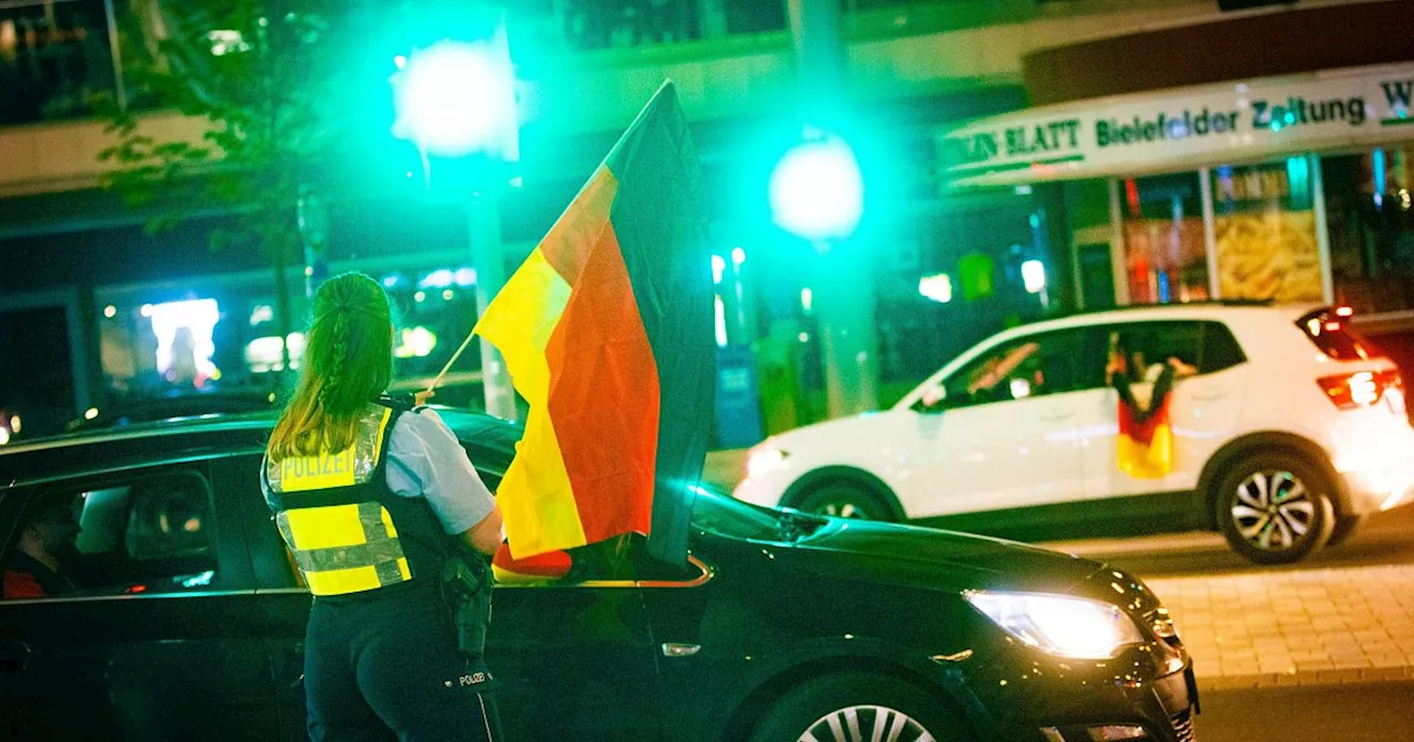 Bitte bei Autokorsos auf dem Bielefelder Jahnplatz ein EM-Auge zudrücken